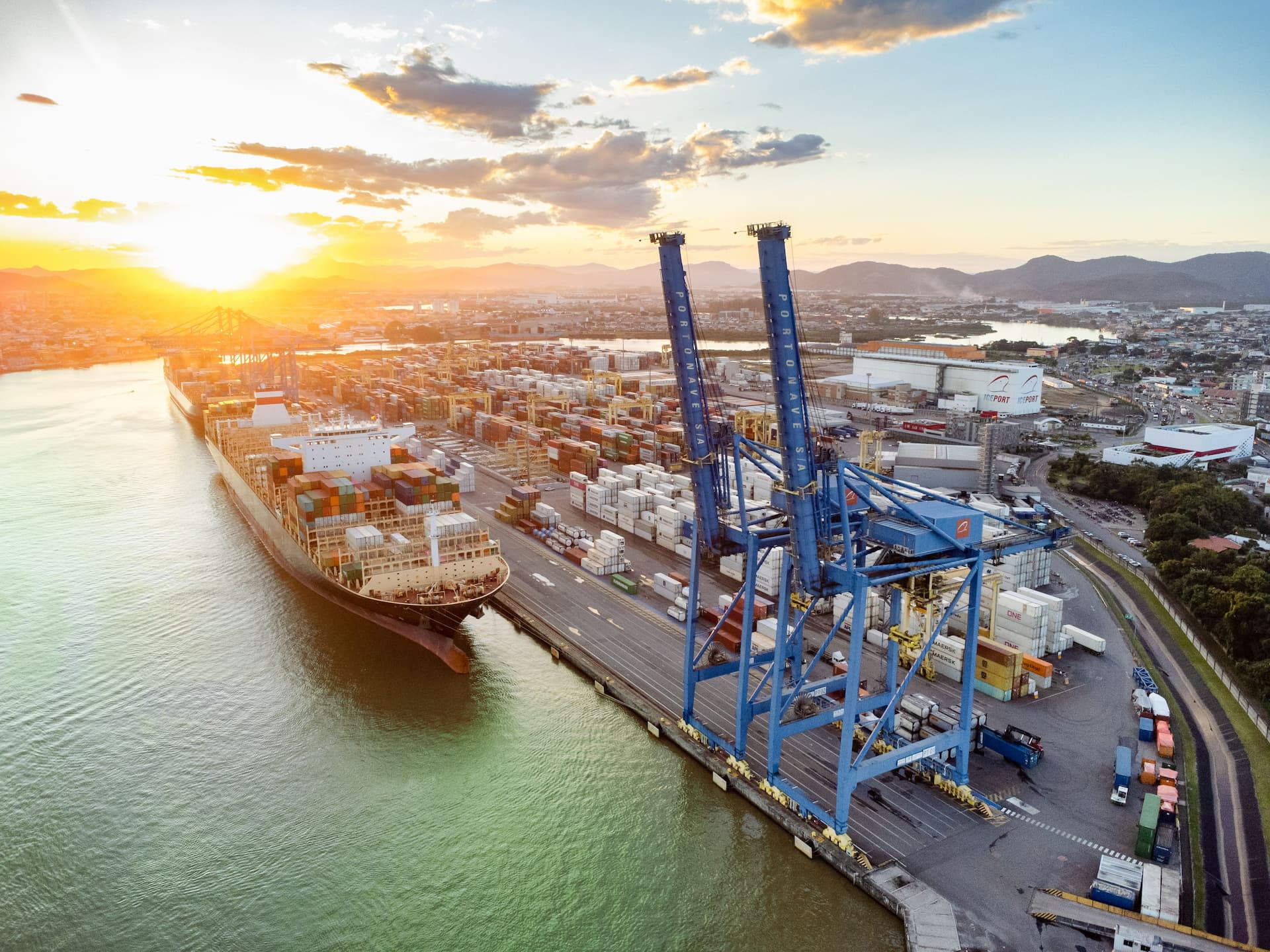 Portonave mantém liderança como terminal portuário com a melhor produtividade do país