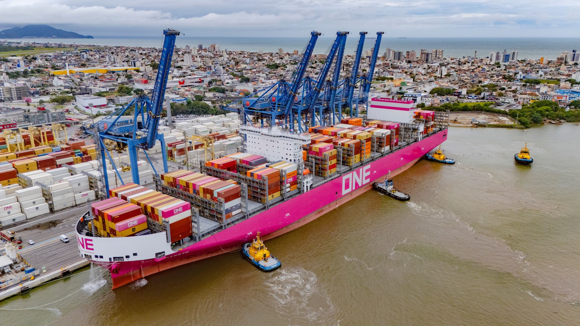 Portonave recebe navio sustentável da ONE em sua primeira viagem à América Latina