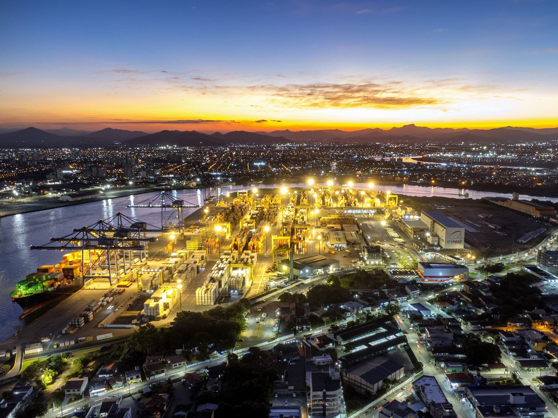 Portonave fortalece conexões estratégicas na Intermodal South America 2026