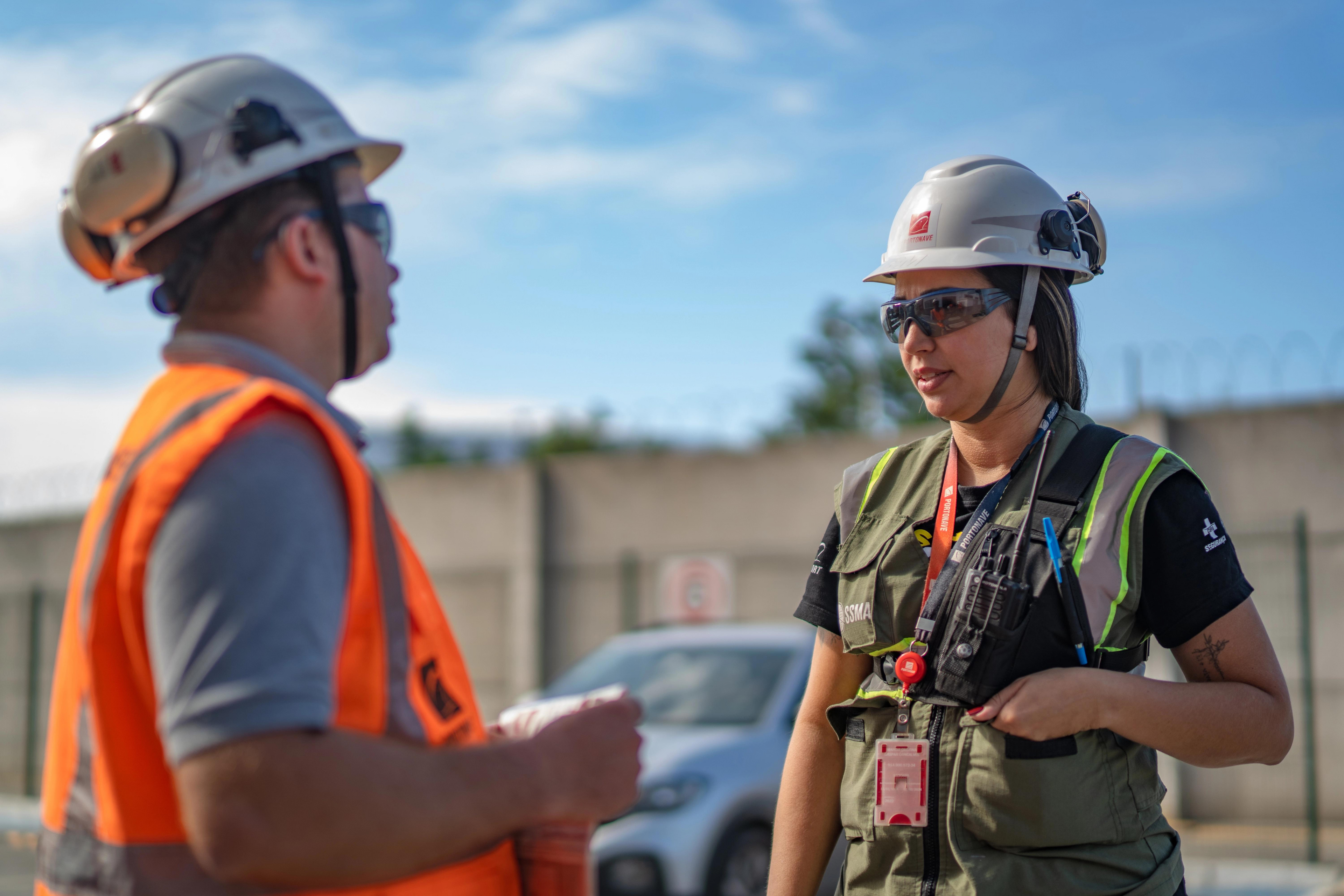 Pessoas com equipamento Conversando
